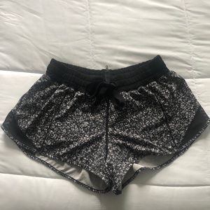 lulu lemon hotty hot shorts 4”